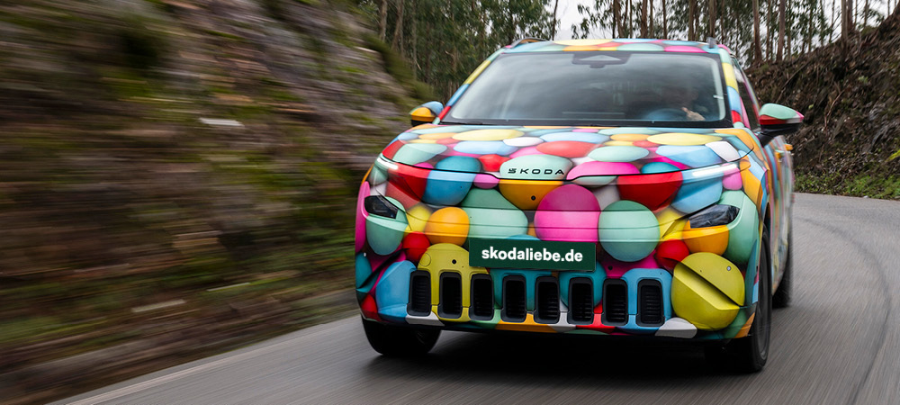 Škoda Epiq fährt schnell um eine Kurve