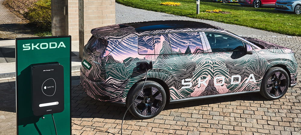 Škoda Peaq an Ladesäule angesteckt