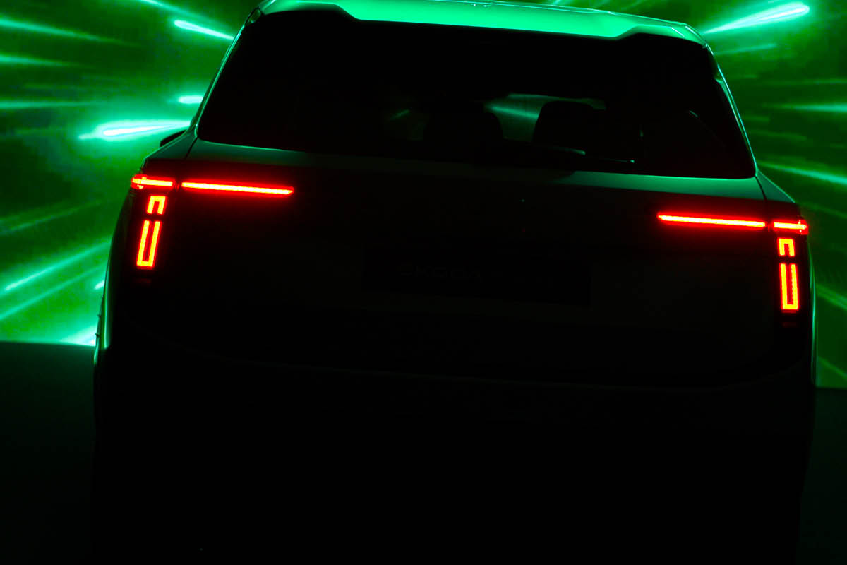 Peaq Teaser Schatten auf grünen Hintergrund